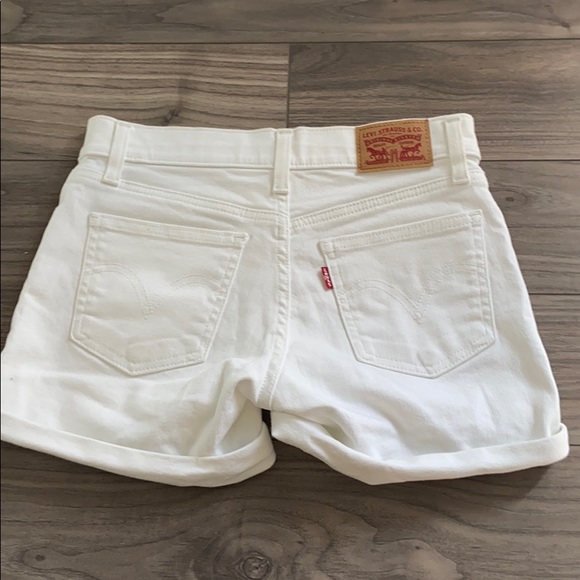 Perfect Condition White Levi’s Mid Rise Shorts - Picture 2 of 2